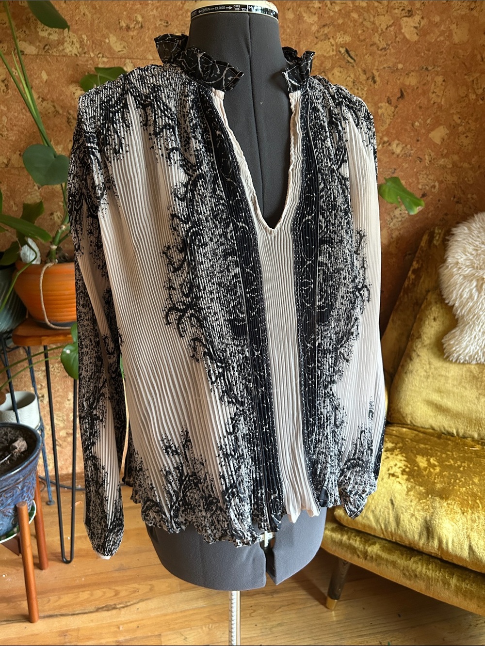 NWOTags Anthro Pleated V-Neck Ruffle Collar Blousew in Cream and Black ✨Gorgeous